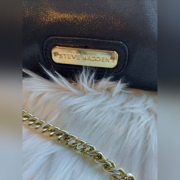 Steve Madden black cross body clutch with gold chain trip - Picture 6 of 7